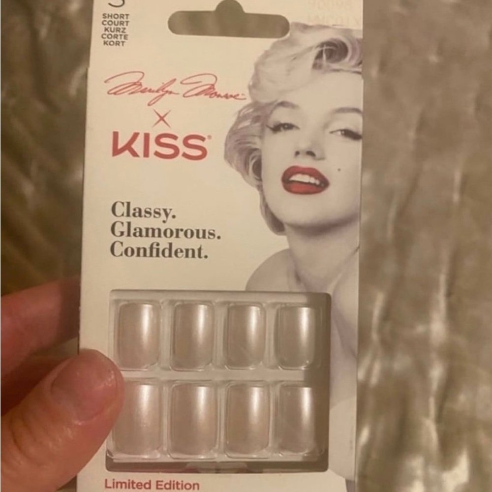 KISS Marilyn Monroe Pearl White Short Press On Nails